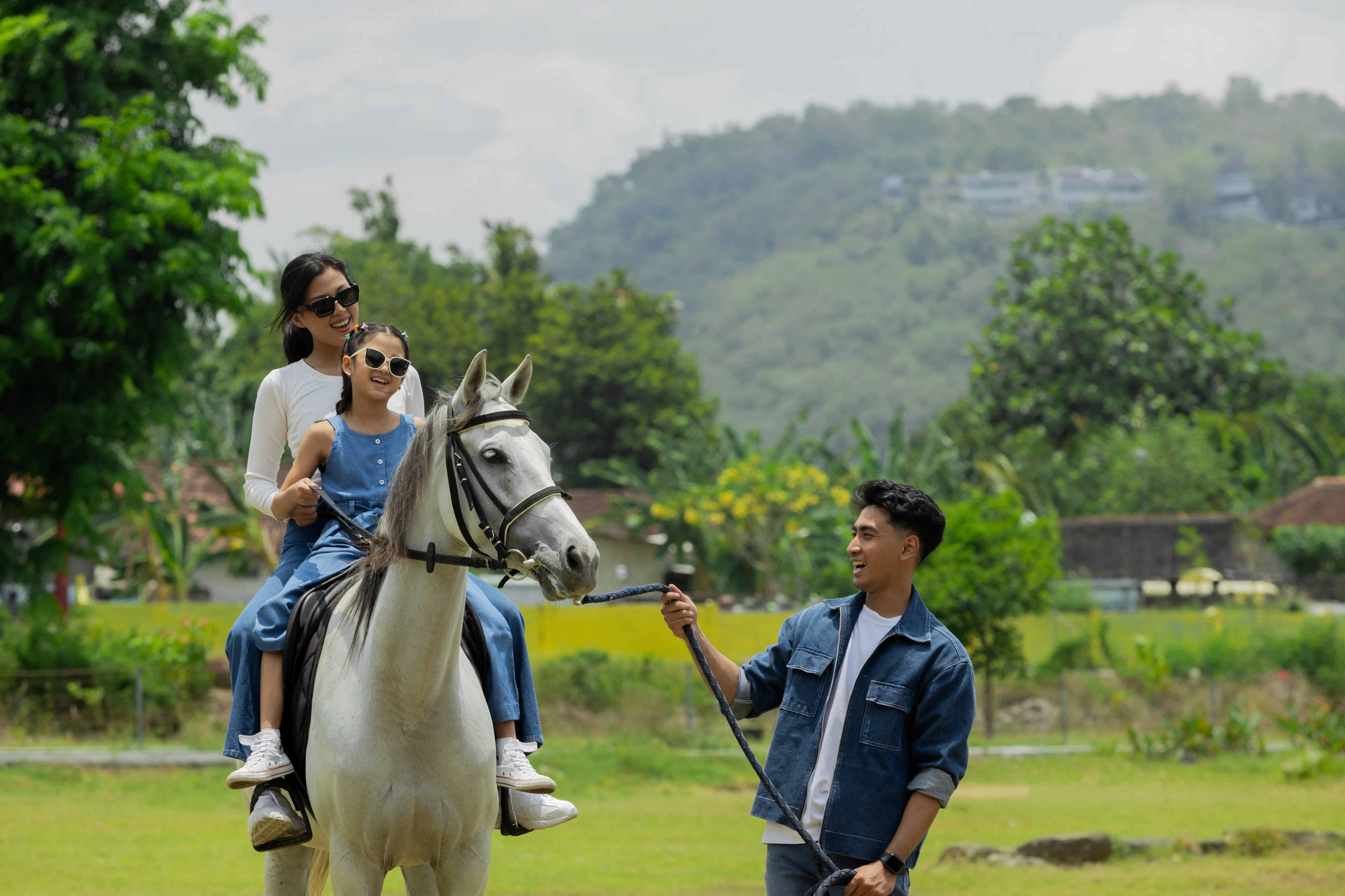 Aktivitas horseback riding di Amaranta Prambanan, hotel bintang 5 Jogja dengan latar bukit hijau