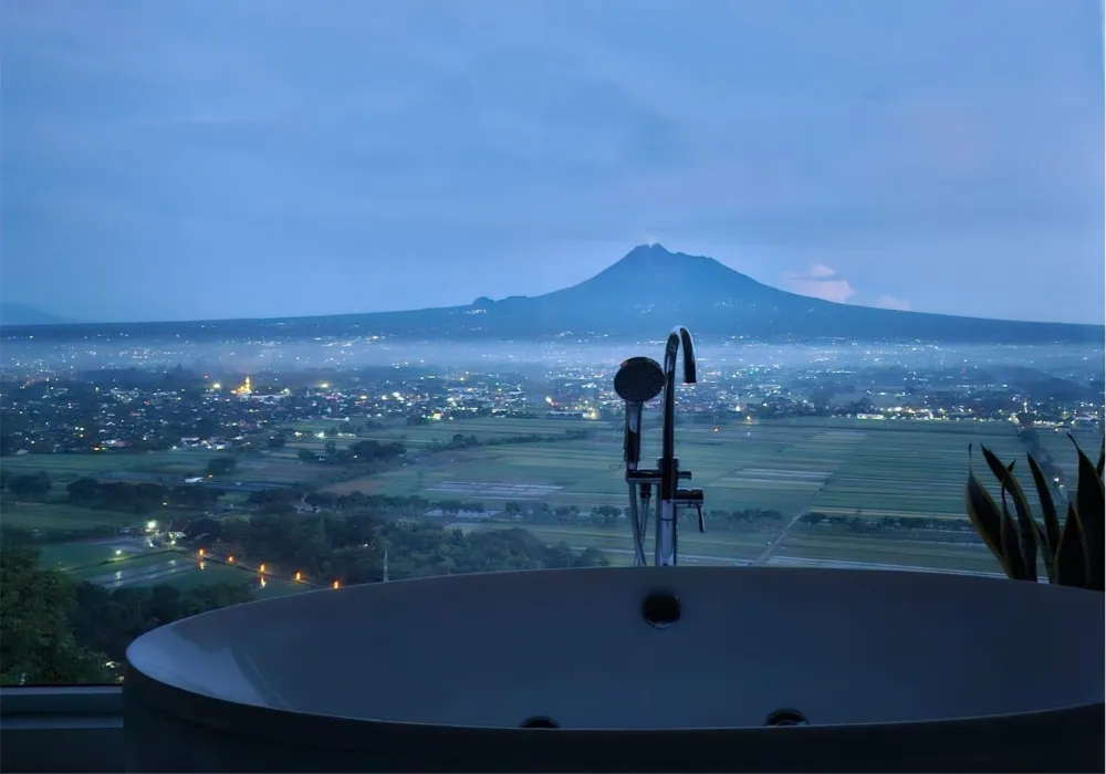 Pemandangan Gunung Merapi dari Suite Villa Amaranta Prambanan