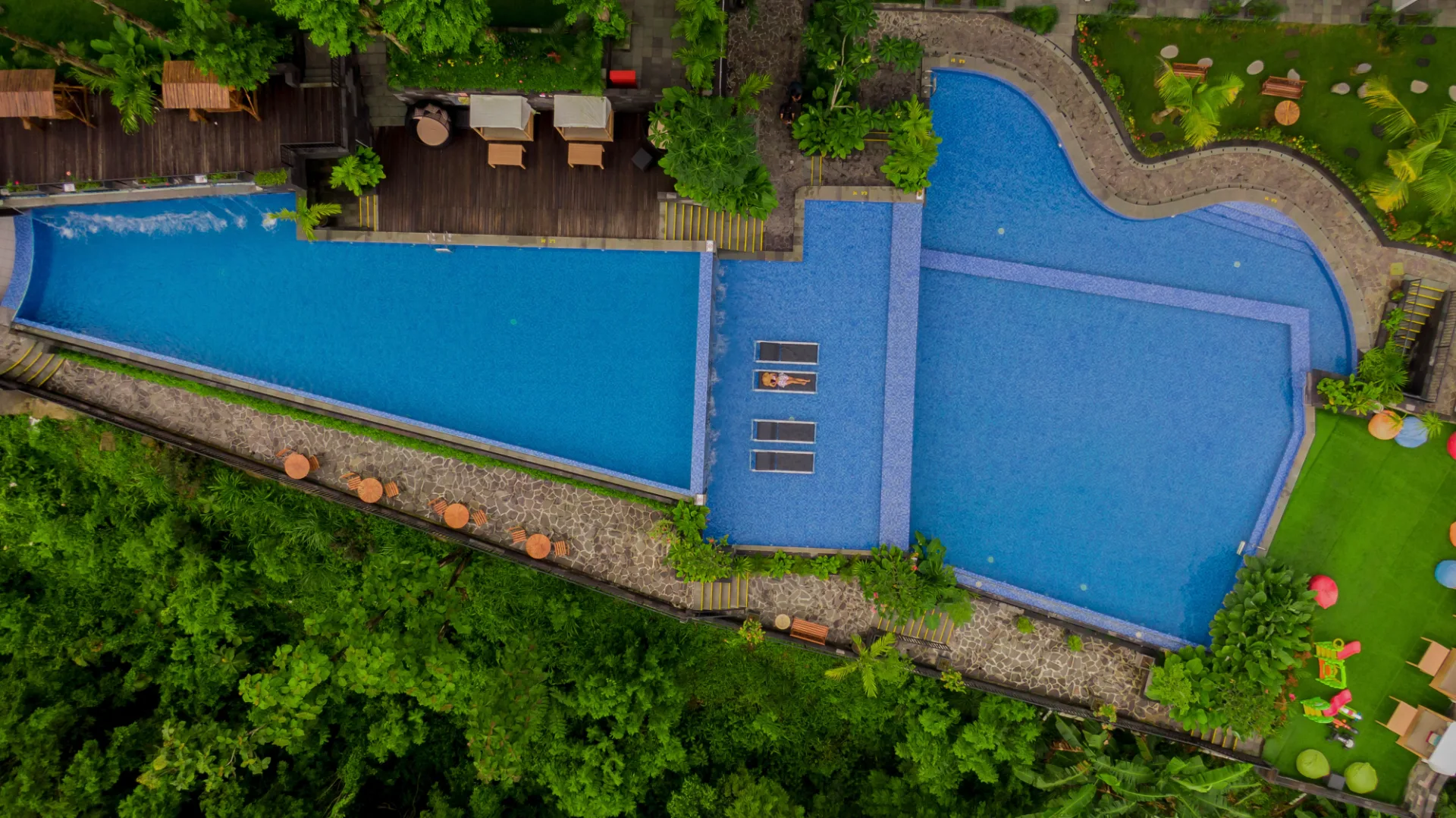 Panoramic pool Amaranta Prambanan menghadap Gunung Merapi dan Candi Prambanan di Sleman